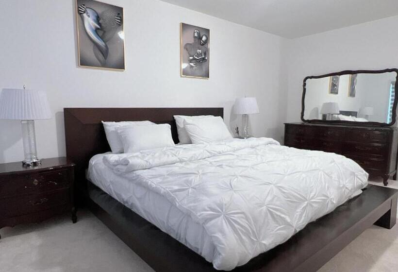 Deluxe Suite King Bed, Light House