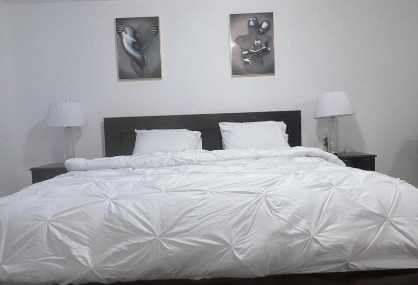 Deluxe Suite King Bed, Light House