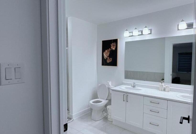 Deluxe Suite King Bed, Light House