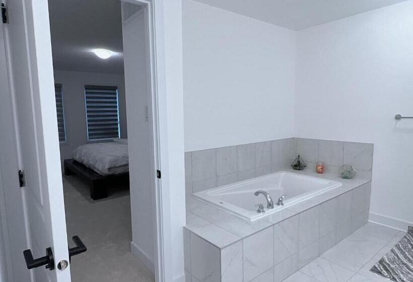 Deluxe Suite King Bed, Light House