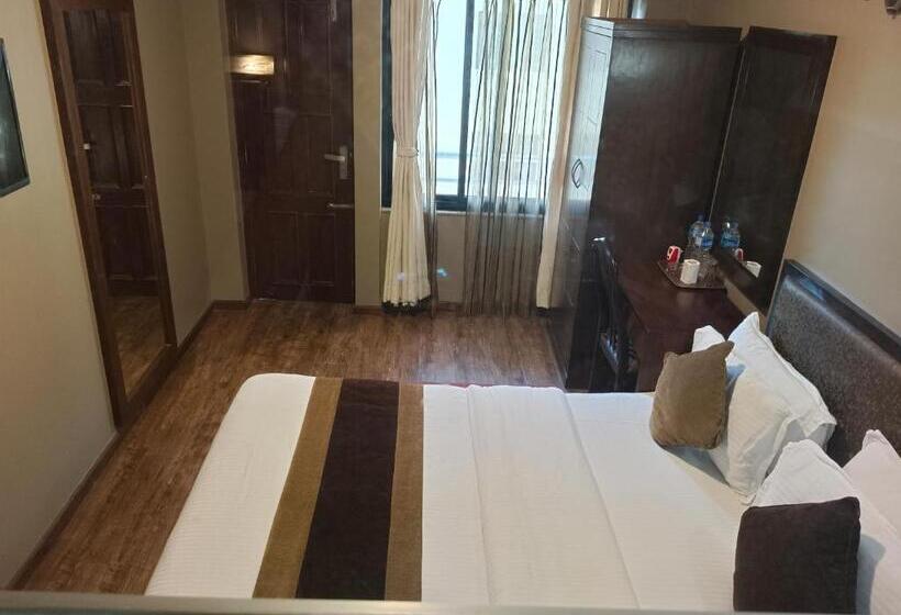 اتاق لوکس با بالکن, Serling Guest House