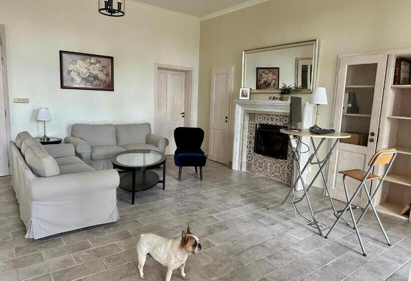 标准三人间, Zámek Jenišovice