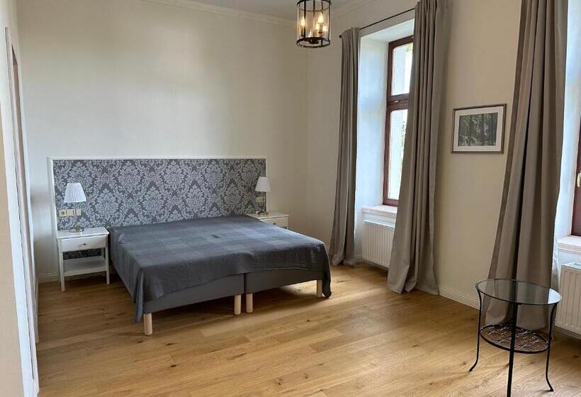 标准三人间, Zámek Jenišovice