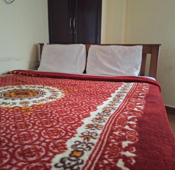 Quarto Estandar, Adimali Stays