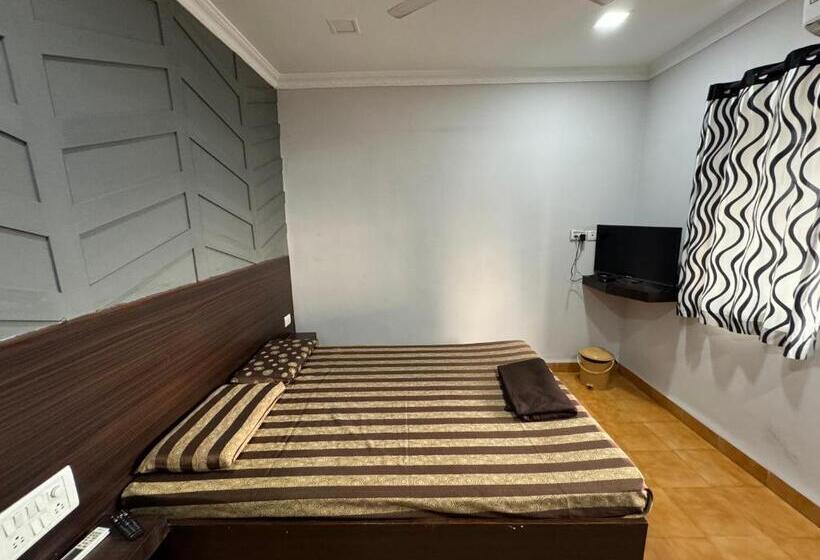Номер Стандарт, Frankies Holiday Inn