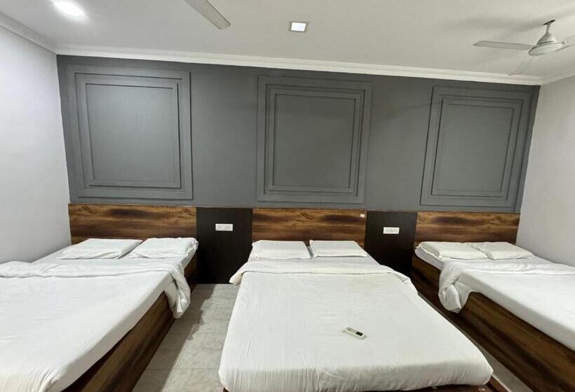 غرفة قياسية ثلاثية, Frankies Holiday Inn