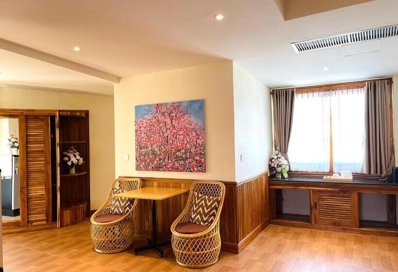 חדר סופריור לשלושה, Kum Chan House