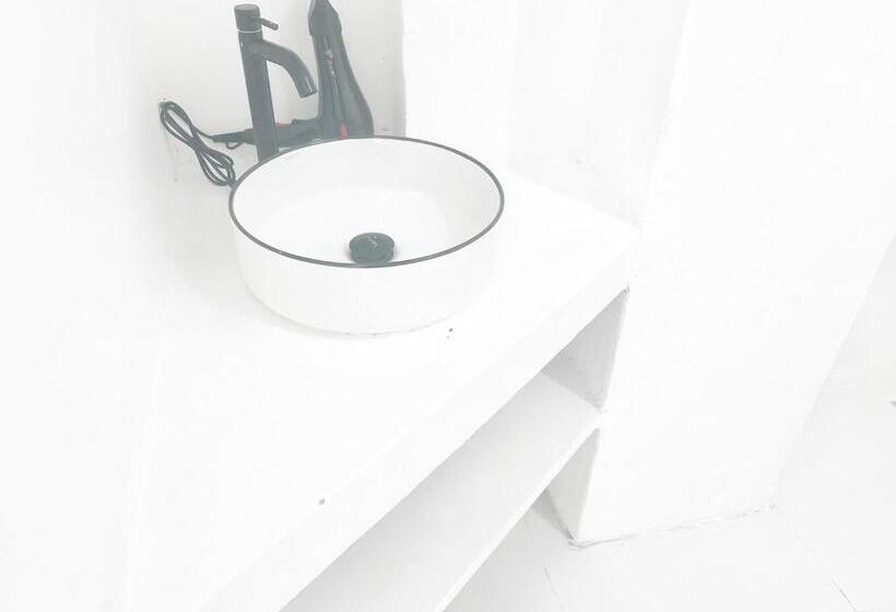 غرفة قياسية مزوَّدة بشُرفة, Moone