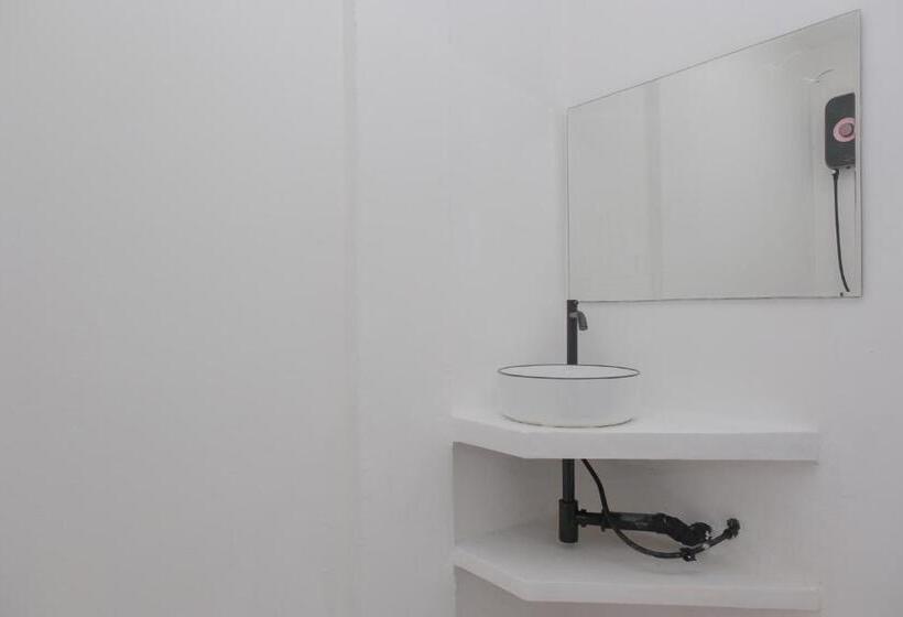 غرفة قياسية مزوَّدة بشُرفة, Moone