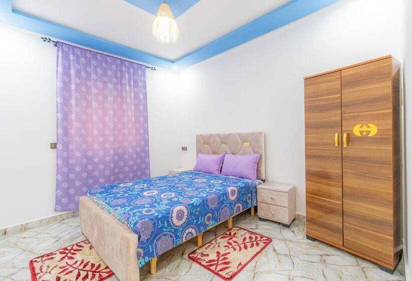 غرفة عائلية, Lacasa Latifa