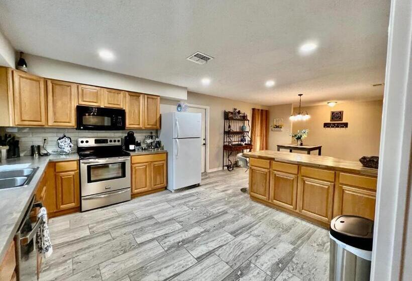 غرفة عائلية, San Antonio Tx  3br Fully Furnished Corporate Home