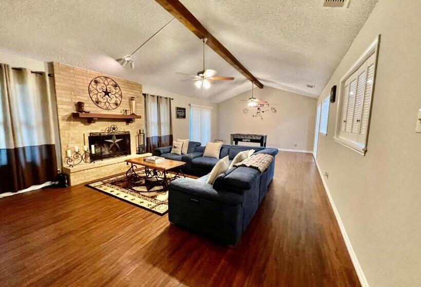 غرفة عائلية, San Antonio Tx  3br Fully Furnished Corporate Home