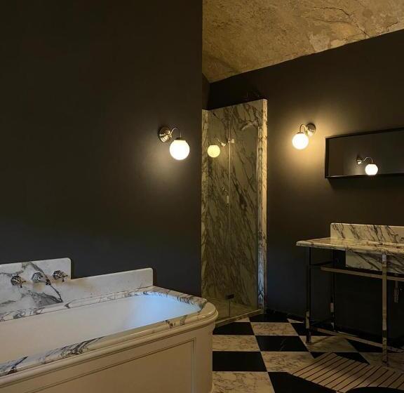 디럭스 룸, The House