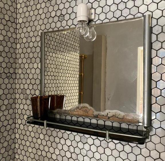 스탠다드 룸, The House