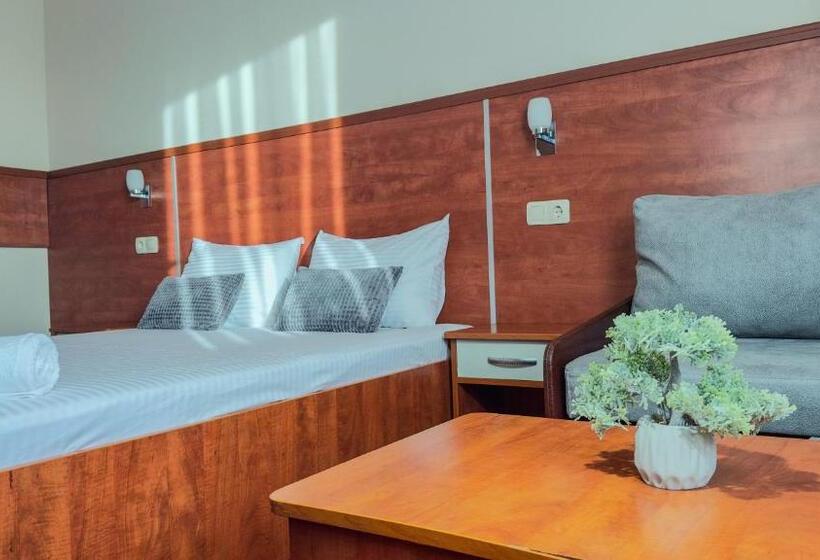 Люкс, Dezudava Family