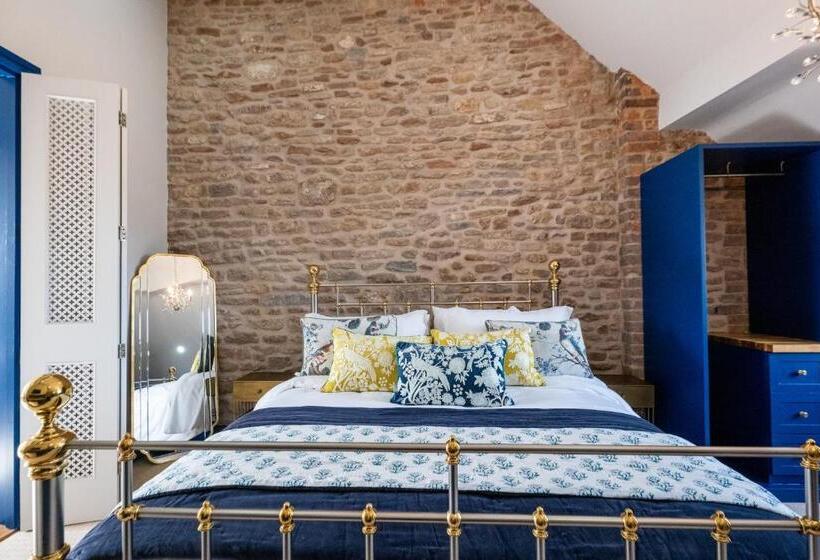 Номер Deluxe, The Sheep And Penguin