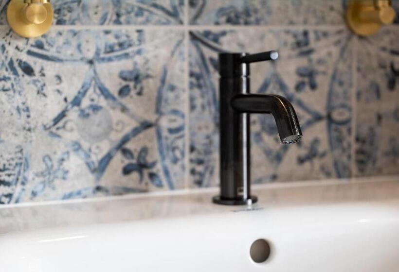 Номер Deluxe, The Sheep And Penguin