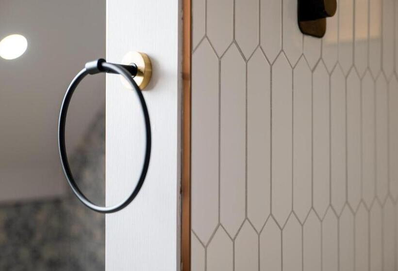 Номер Deluxe, The Sheep And Penguin