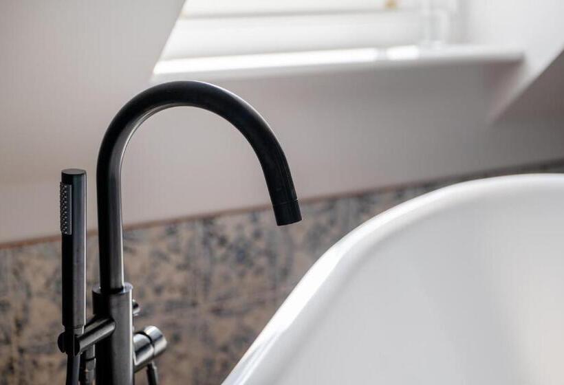 Номер Deluxe, The Sheep And Penguin