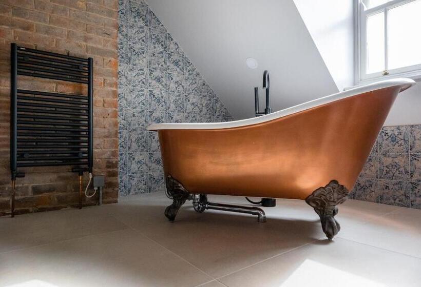 Номер Deluxe, The Sheep And Penguin