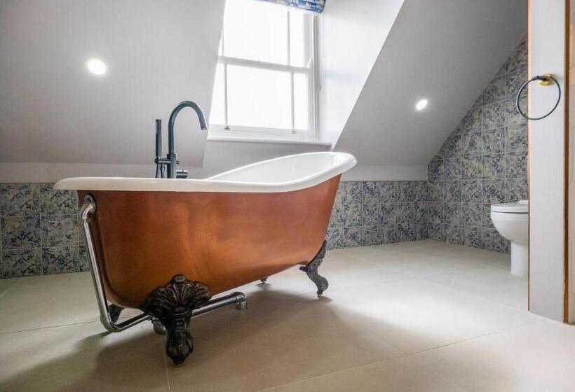 Номер Deluxe, The Sheep And Penguin