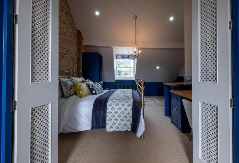 Номер Deluxe, The Sheep And Penguin