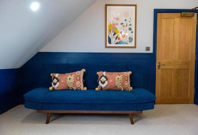 Номер Deluxe, The Sheep And Penguin