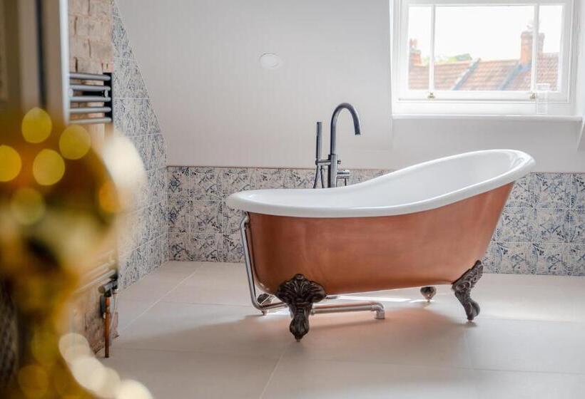 Номер Deluxe, The Sheep And Penguin