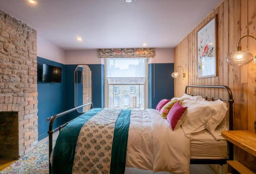 Номер Deluxe, The Sheep And Penguin