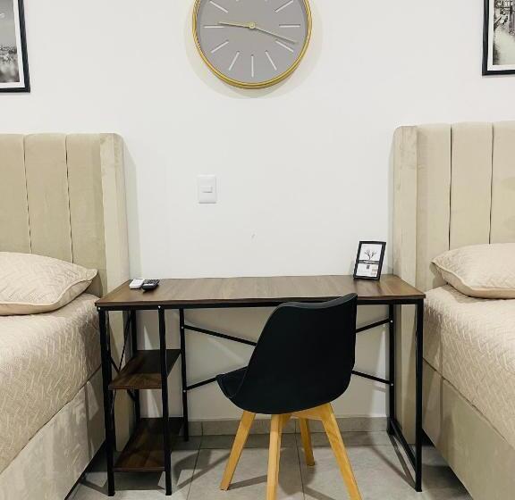 带2个双人床的标准工作室, Indomus Rooms