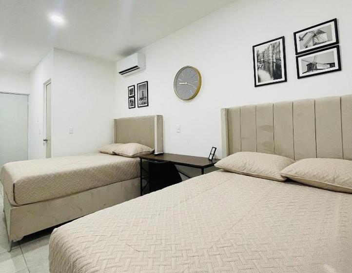 带2个双人床的标准工作室, Indomus Rooms