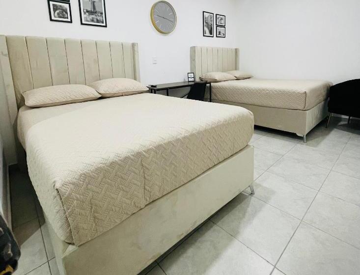 带2个双人床的标准工作室, Indomus Rooms