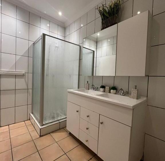 بنگله خانوادگی, Kiwi Boutique Lodges