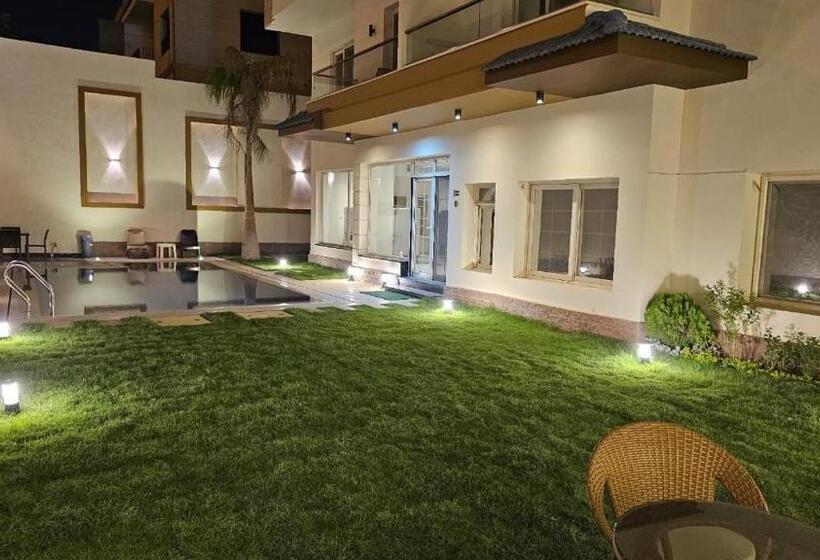 استودیوی استاندارد, Royal Elegance Room