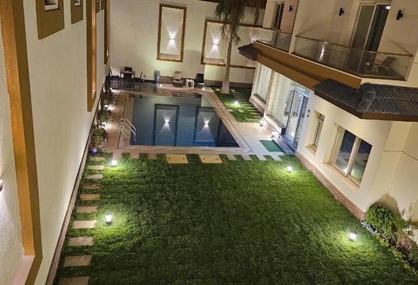 استودیوی استاندارد, Royal Elegance Room