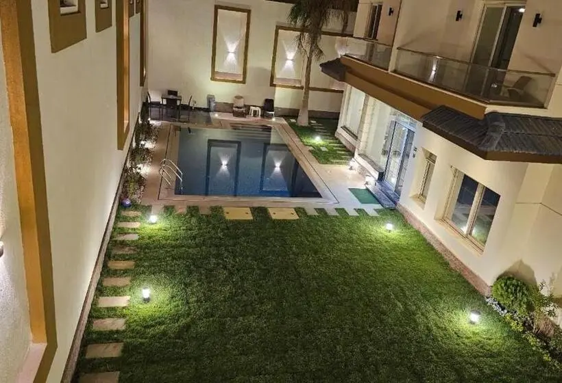 استودیوی استاندارد, Royal Elegance Room