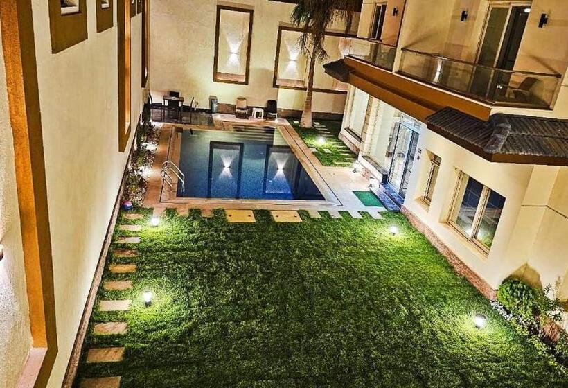 استودیوی استاندارد, Royal Elegance Room