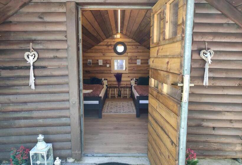 کلبه ییلاقی, Sax Pub Hostel Ljubljana