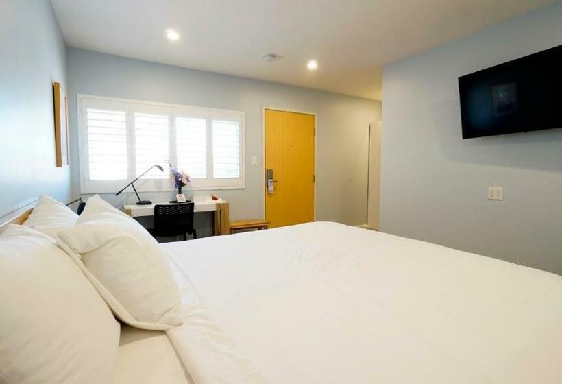 חדר דחוקס עם מיטת קינג, El Royale Hotel Near Universal Studios