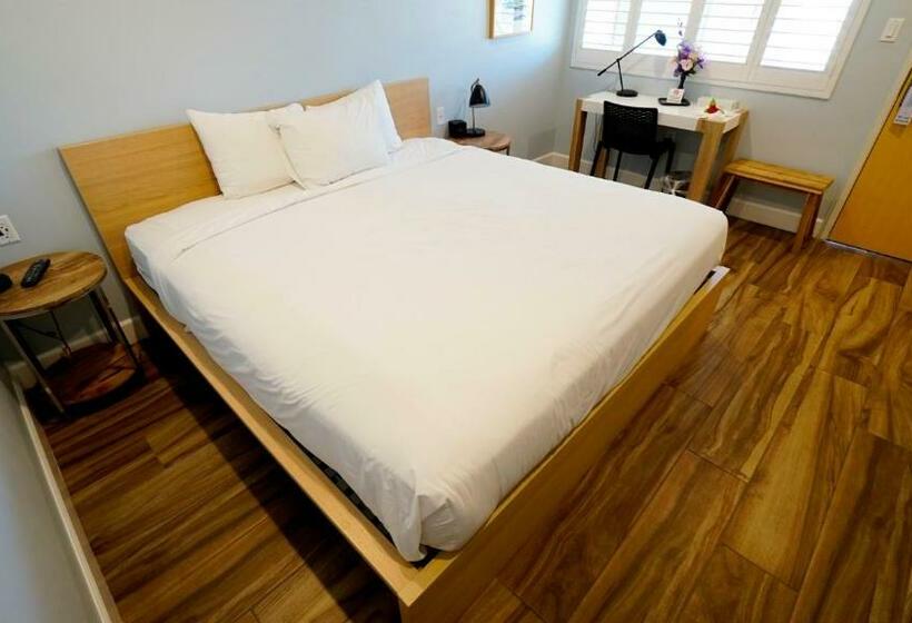 חדר דחוקס עם מיטת קינג, El Royale Hotel Near Universal Studios