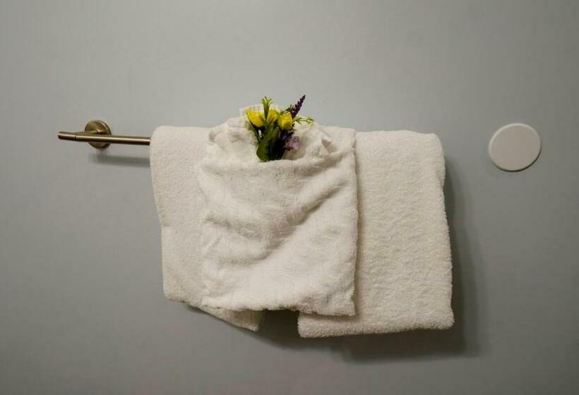 חדר דחוקס עם מיטת קינג, El Royale Hotel Near Universal Studios