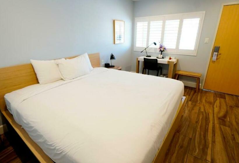 חדר דחוקס עם מיטת קינג, El Royale Hotel Near Universal Studios