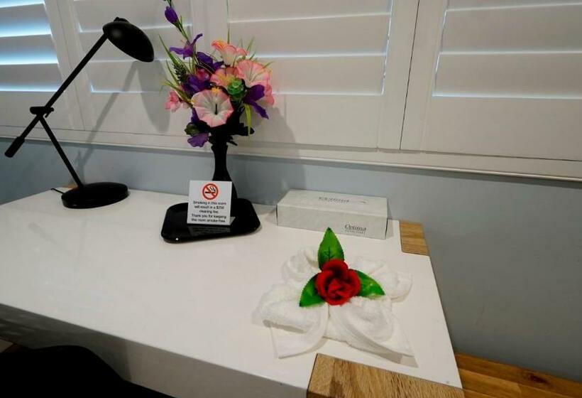 חדר דחוקס עם מיטת קינג, El Royale Hotel Near Universal Studios