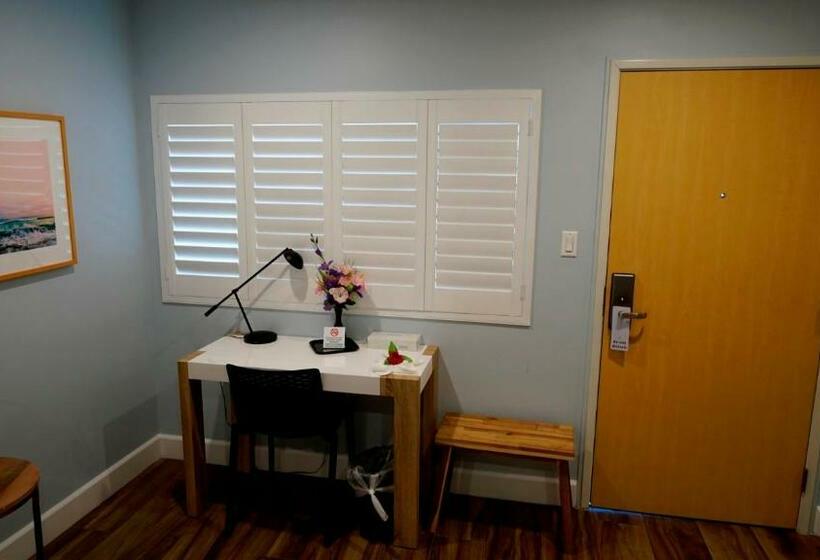 חדר דחוקס עם מיטת קינג, El Royale Hotel Near Universal Studios