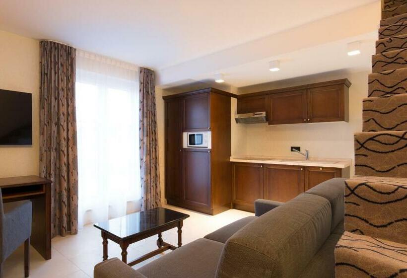 带露台的套间, Advastay By King's