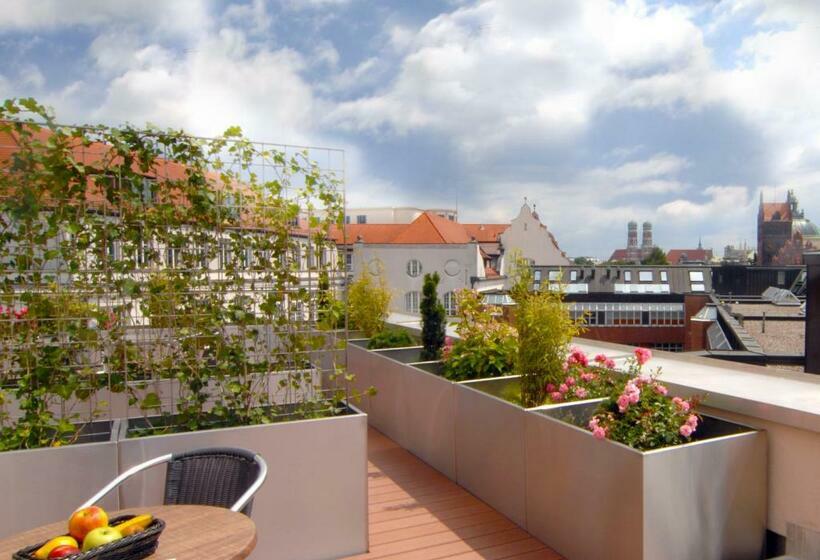 带露台的套间, Advastay By King's