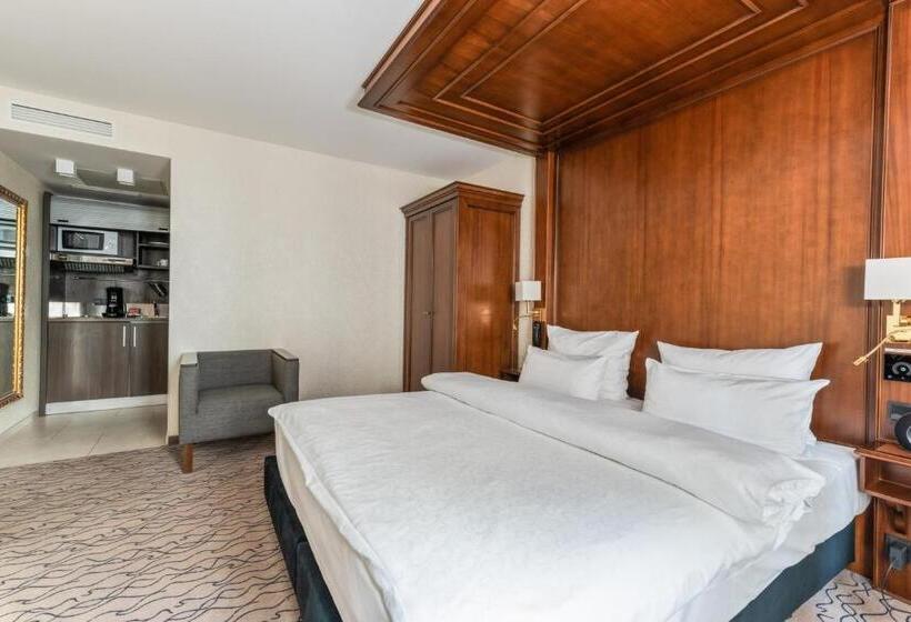 俱乐部房间, Advastay By King's