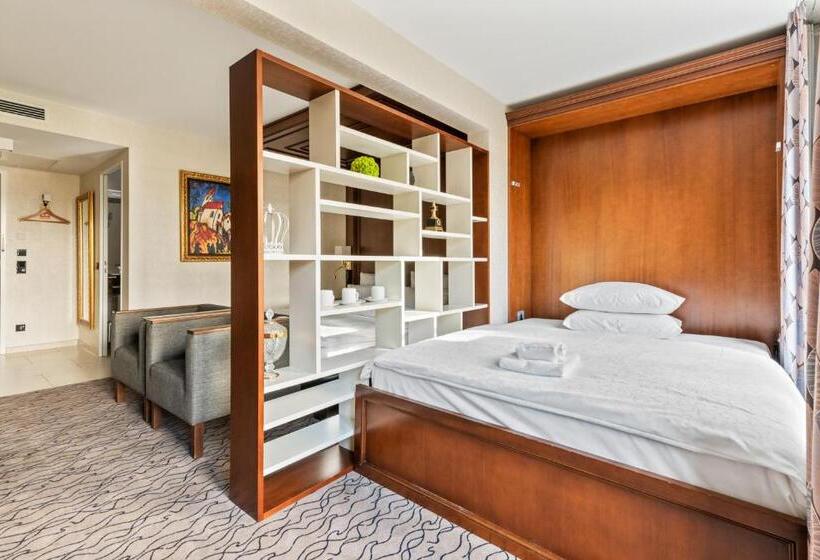 标准三人间, Advastay By King's