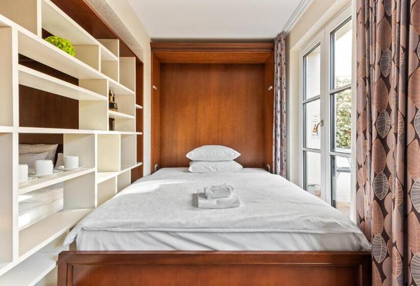 标准三人间, Advastay By King's