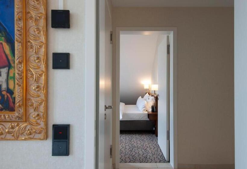 带露台的套间, Advastay By King's